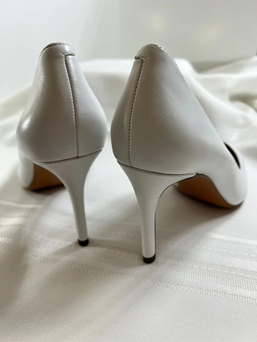 Banana Republic White Leather Pointed Toe Pumps 3.5" Stiletto Heels Size 7M - Picture 4 of 9